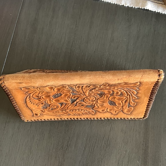 Vintage hand tooled leather notebook cover/passport holder - Picture 10 of 13